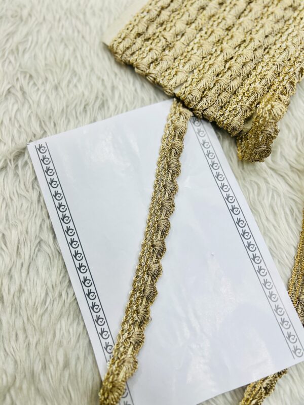 GOLDEN ZARI WORK SCALLOP BORDER 18 MTRS C-09820